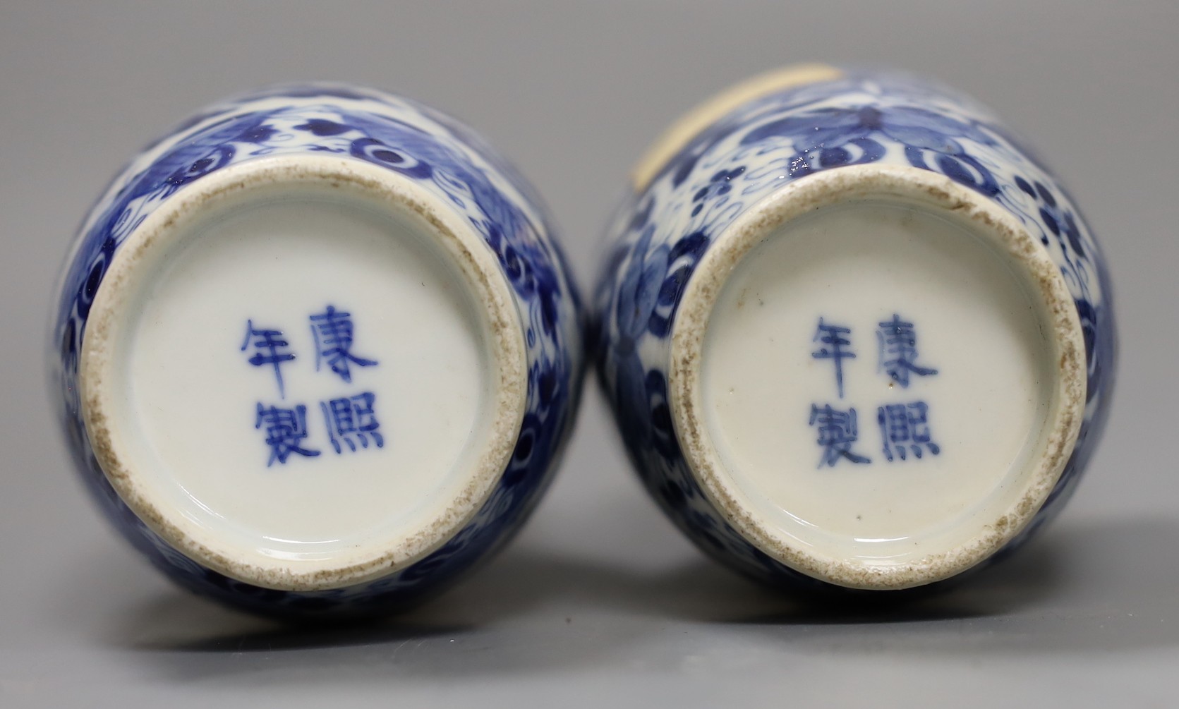 A pair of Chinese blue and white vases, c.1900. 16cm